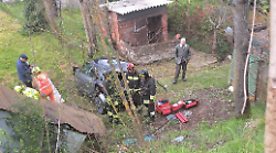 Auto precipita dal ponte per cinque metri con due persone a bordo: grave incidente alla periferia della citt&agrave;