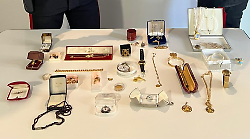 Cos&igrave; hanno portato via all'anziana il tesoro di casa: gioielli per oltre 40 mila euro. Arrestati dopo inseguimento