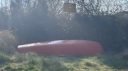 Imbarcazione abbandonata sulle sponde del lago, indagini per risalire a chi ha abbandonato il relitto