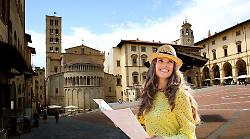 Turismo, Arezzo vola: in 10 anni +49%. Ma il viaggiatore del 2025 dorme sempre meno: allarme o trasformazione?