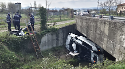 Muore a 40 anni nell'auto che sfugge al controllo e finisce nel torrente