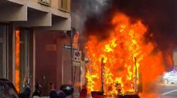Ambulanza va a fuoco in pieno centro, tre volontari intossicati. Sfiorata la tragedia. Il video 
