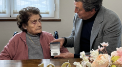 La signora Rosa compie 100 anni. La festa con la numerosa famiglia e la medaglia di San Michele Arcangelo