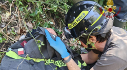 Precipita in un dirupo durante l'escursione. Salvato dai Vigili del fuoco