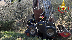 Arezzo, resta prigioniero sotto al trattore che si ribalta: liberato dai vigili del fuoco e ricoverato