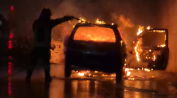 Auto in fiamme sulla Sr71: momenti di paura, soccorsi e rogo. Giovane esce dall'abitacolo prima che sia troppo tardi