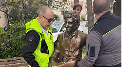 Cavriglia, la statua di Francesco Nuti tolta dalla panchina per essere restaurata