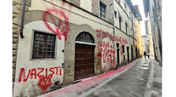 Famiglia nel bosco di Caprese e figli tolti ai genitori: muri imbrattati a Sansepolcro con scritte come a Vasto