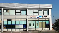 Banda del buco fa razzia nell'azienda delle piscine: colpo da 25 mila euro