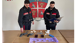 Viaggia con cocaina, pistole a salve e coltelli: arrestato 37enne