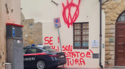 Famiglia nel bosco e bambini tolti ai genitori, il duro attacco agli autori delle scritte: "Gravi violazioni penali. Vanno trovati"