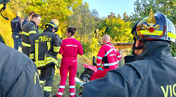 Muore a 73 anni mentre guida trattorino tagliaerba: vani soccorsi