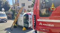 Auto si ribalta in via Colombo, il conducente estratto dai vigili del fuoco