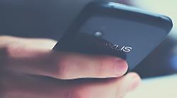 Mostra immagini intime della ex nel luogo di lavoro di lei: uomo accusato di revenge porn