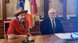 Jovanotti compie 60 anni  e riparte in bici. I concerti, Sanremo, la lupa capitolina, il duetto con il sindaco: "Mi fate assessore?"