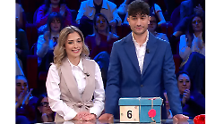 Affari Tuoi, il cortonese Tommaso accetta 33 mila euro. Alla gara dei pacchi su Rai Uno con la fidanzata Lisa