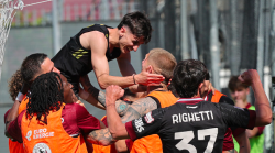 Arezzo realizza il sogno serie B. Ultima giornata da film, poi la gioia e la grande festa