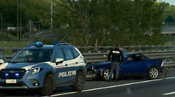 Incidenti in A1 con mezzi pesanti coinvolti, auto colpita dal carico perso dal camion: feriti, soccorsi e disagi 