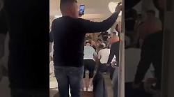 L'euforia dell'Arezzo al ristorante Il Passaggio per la B: giocatori e staff inneggiano in coro al Cavallino