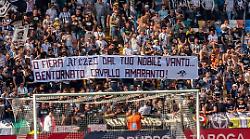 L'omaggio dei tifosi dell'Udinese al ritorno in serie B dell'Arezzo