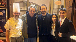 Paolo Sorrentino tra i banchi della Fiera Antiquaria: tappa in Piazza Grande e a tavola con Andrea Scanzi