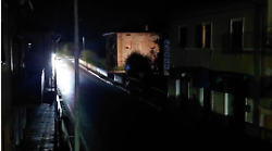 Rigutino al buio da quattro giorni. Residenti con le torce lungo la 71, segnalazioni e polemiche