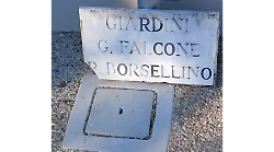 Vandali abbattono il marmo che celebra i magistrati Falcone e Borsellino nel parco pubblico