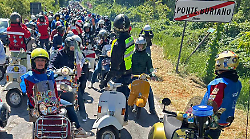 Cinquecento in Vespa per il raduno: festa lungo le strade. Carovana colorata da Arezzo a Castiglion Fibocchi
