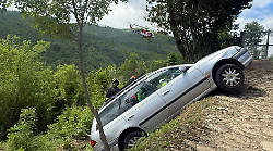 Finisce fuori strada con l'auto, uomo recuperato nella scarpata dai vigili del fuoco