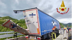 Riaperta la E45 dopo scontro tra camion di pomodori e un altro mezzo pesante. Mattinata tilt