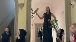 Il ministro della Cultura Giuli e il momento finale della performance teatrale dedicata alla Minerva. Video