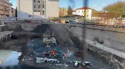 Le immagini della scoperta archeologica nel cantiere ex Enel: cisterne, antica palizzata di legno coperta dai teli ed esperti al lavoro