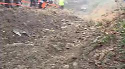 Il fuoristrada si arrampica nella ripida salita sterrata tra le pietre con forte pendenza durante il raduno 4x4