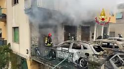 Bombole esplose, ci&ograve; che resta delle auto parcheggiate e i danni alle case: 6 persone in ospedale