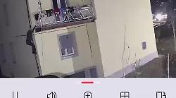 Ladri acrobati in azione ripresi dalle telecamere. Il video dei malviventi in azione