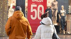 Dopo la corsa ai regali di Natale è già conto alla rovescia per i saldi invernali: il via il 4 gennaio. Epifania con sconti