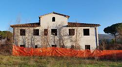 Arezzo, anziano morì nel cantiere in abbandono: archiviazione definitiva per due ex sindaci di Cortona