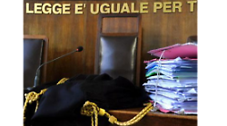 Molestie a due bambini vicino a scuola, richiedente asilo rischia 24 anni di carcere