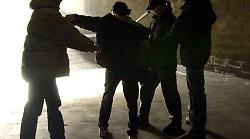 Baby gang minaccia con coltelli e bastoni uno straniero: denunciati tre minorenni