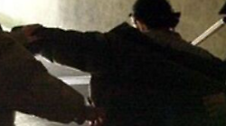 Arezzo, gli gridano: "Fr..." "Pu..." e poi picchiano un 18enne fuori del locale. La denuncia di Arcigay