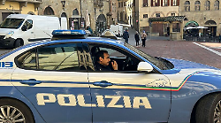 Gomitata al volto della poliziotta, il giovane africano che l'ha colpita è stato scarcerato