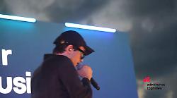 Tananai accende Fregene con un secret show al tramonto: energia e musica in riva al mare
