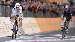 Pogacar cade e trionfa, sua per la prima volta la Milano-Sanremo