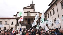 A Pontida l'ultimo saluto dei militanti leghisti a Bossi