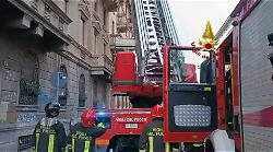 Incendio in una palazzina a Milano, evacuati i condomini: le immagini