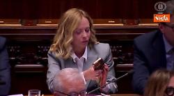 Magi irrompe alla Camera travestito da fantasma durante premier time Meloni, espulso dall'Aula