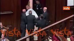 Referendum, la protesta di Magi vestito da fantasma in Aula. Espulso e portato via di peso