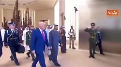 Trump accolto da suono dei tamburi e "danza dei capelli" al suo arrivo ad Abu Dhabi