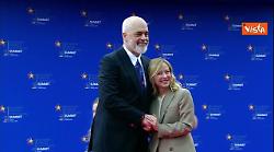 Meloni accolta a Tirana da Edi Rama che si inginocchia a mani giunte davanti a lei