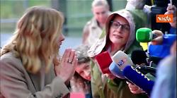 Meloni a Tirana lascia il punto stampa sotto la pioggia: "Mi fradicio"